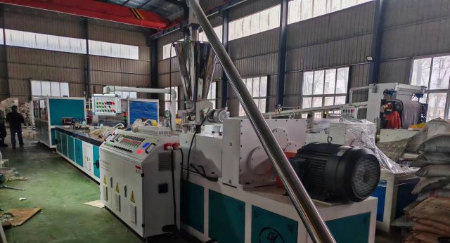 PVC 门套 百叶窗 网红格栅挤出设备调试顺利完成
